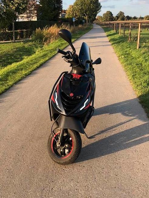 Nette piaggio zip 50cc 4takt  zwart. ruil, Fietsen en Brommers, Scooters | Piaggio, Zo goed als nieuw, Zip, Maximaal 45 km/u, Benzine