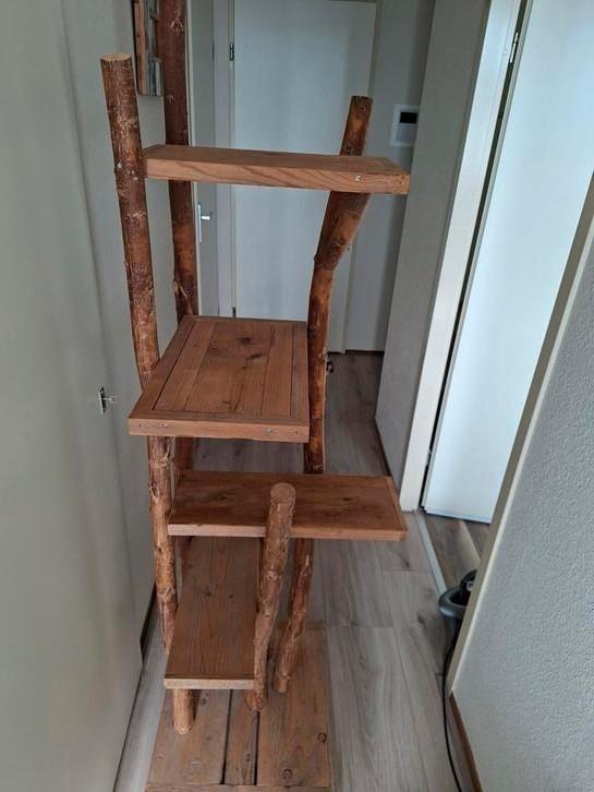 Krabpaal / klimboom van boomstammen en houten planken, Dieren en Toebehoren, Krabmeubelen, Zo goed als nieuw, Krabpaal, Ophalen