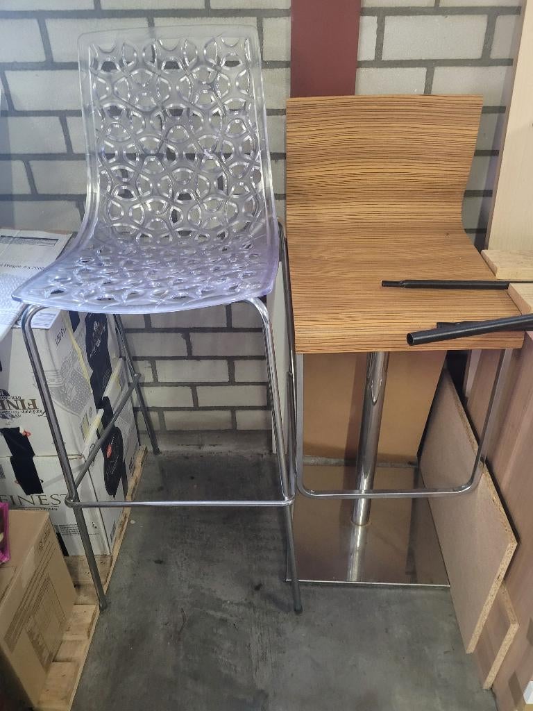 2 verschillende krukken niet verstelbaar, Huis en Inrichting, Ophalen, Met voetsteun, 60 tot 90 cm, Zo goed als nieuw