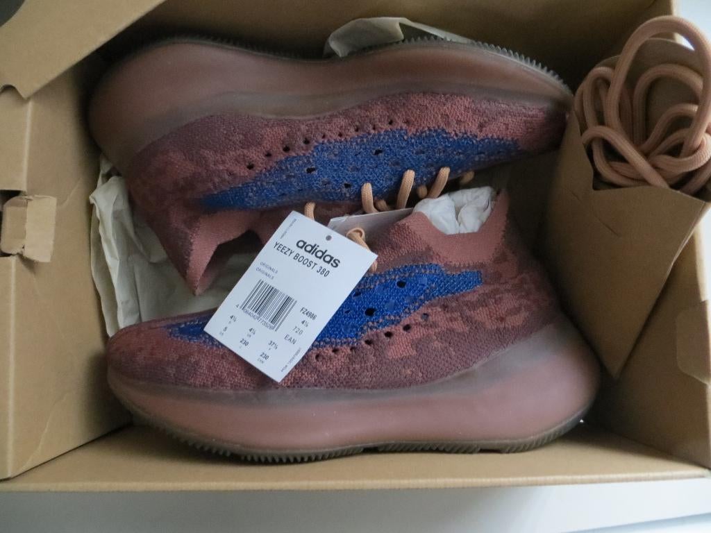 YEEZY BOOST AZUR  MAAT 37  1/3. LIMITED EDITION., Overige kleuren, Verzenden, Nieuw, Sneakers of Gympen
