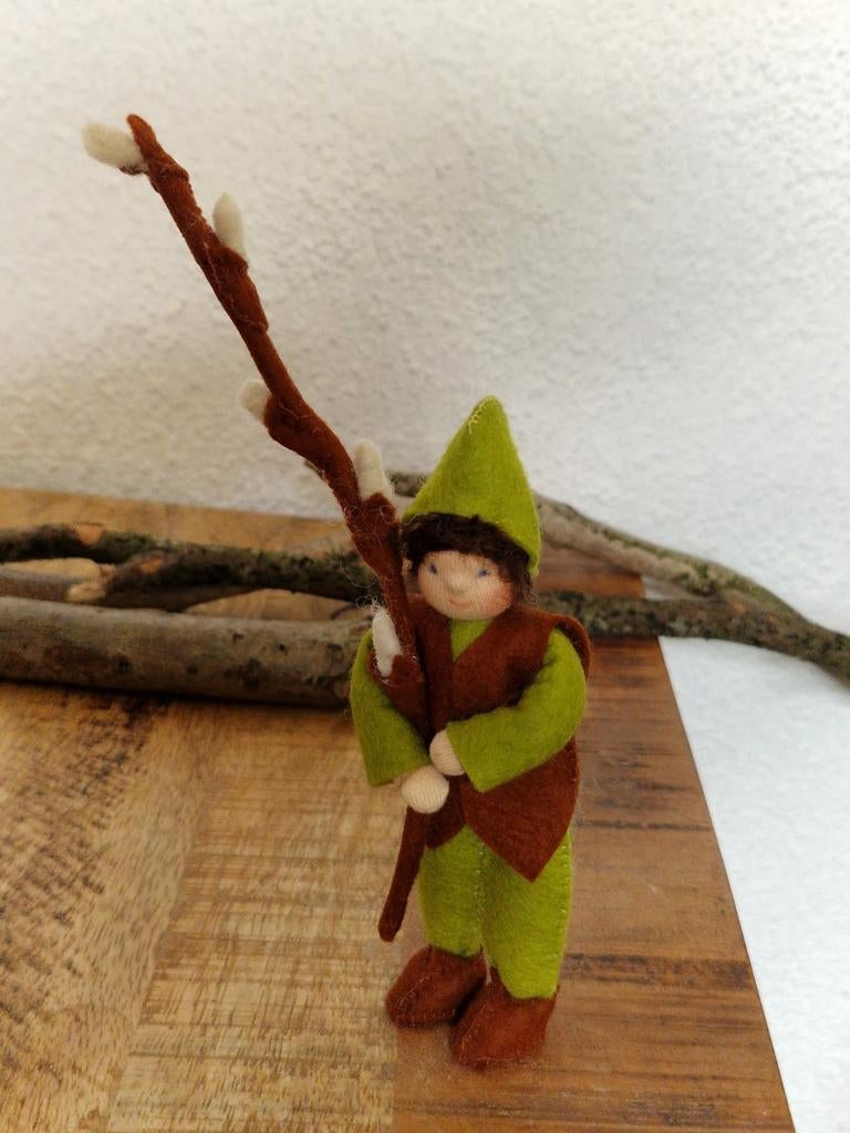 Voor de seizoenstafel, Bomenkindje Wilgenkatje Wolvilt, Hobby en Vrije tijd, Vilt, Ophalen of Verzenden, Nieuw, Overige typen