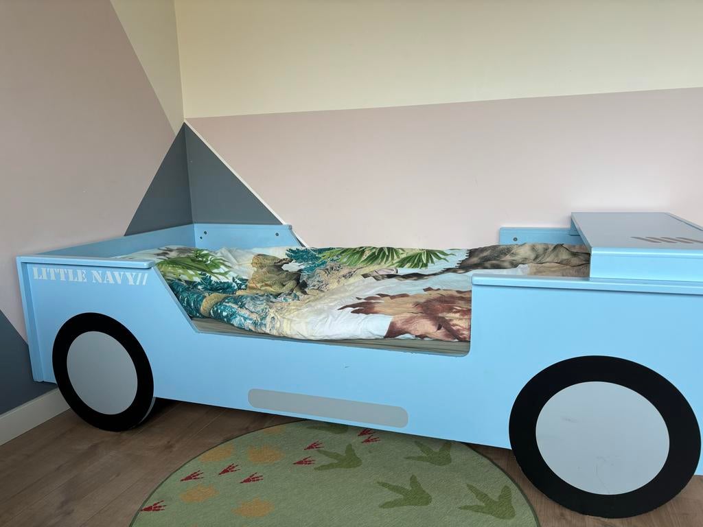 Autobed voor stoere jongens - Gebruikt met lichte sporen, Kinderen en Baby's, Kinderkamer | Bedden, Gebruikt, 70 tot 85 cm, Ophalen of Verzenden