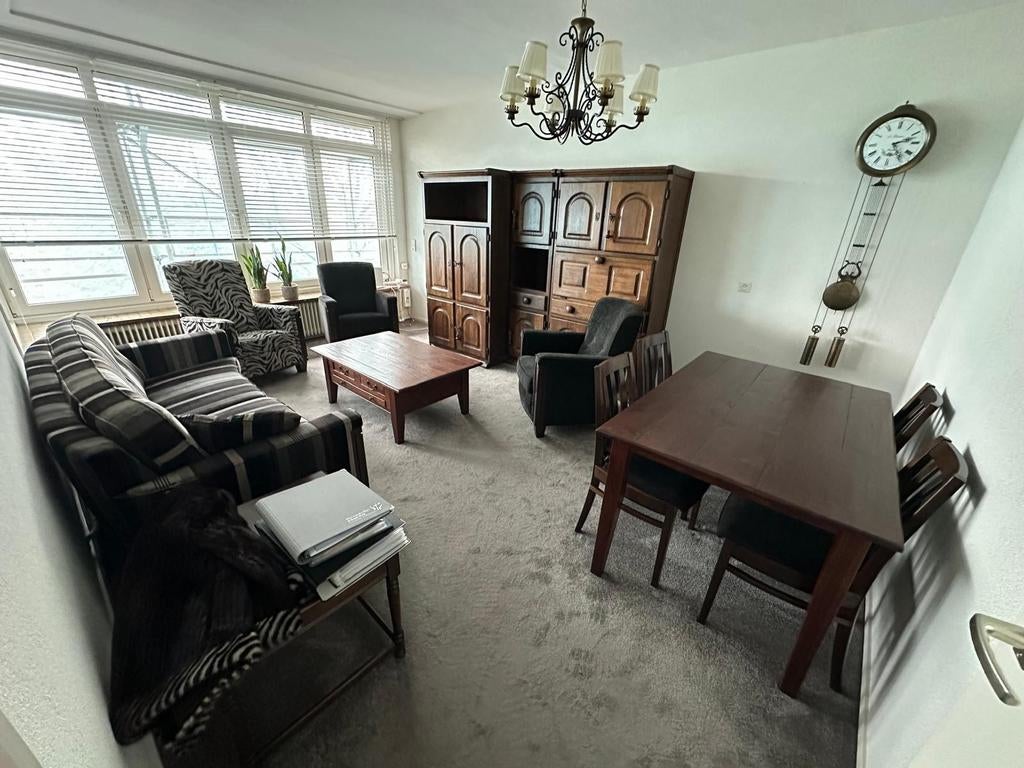 Mooie bank, stoelen en tafel., Ophalen