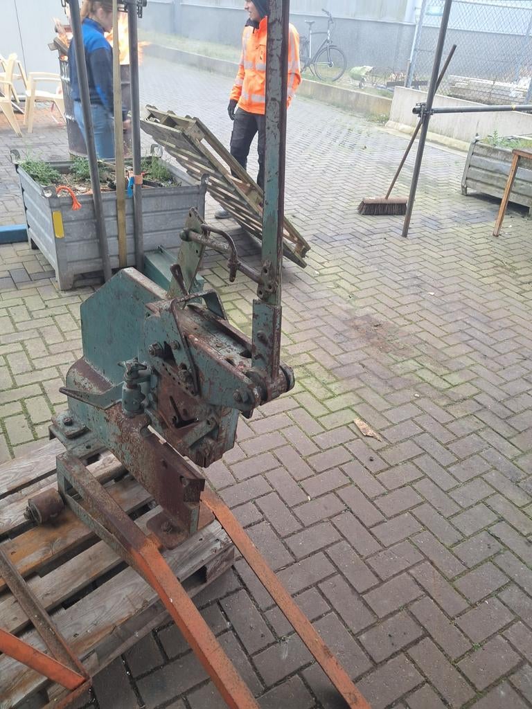 Staal knipper plaatschaar, Ophalen