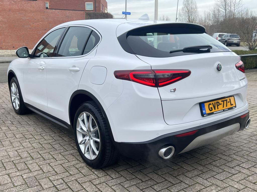 Alfa Romeo Stelvio 2.0 T 280 Pk AWD First Edition Xenon Navi, Automaat, 4 cilinders, Met garantie (alle), Wit