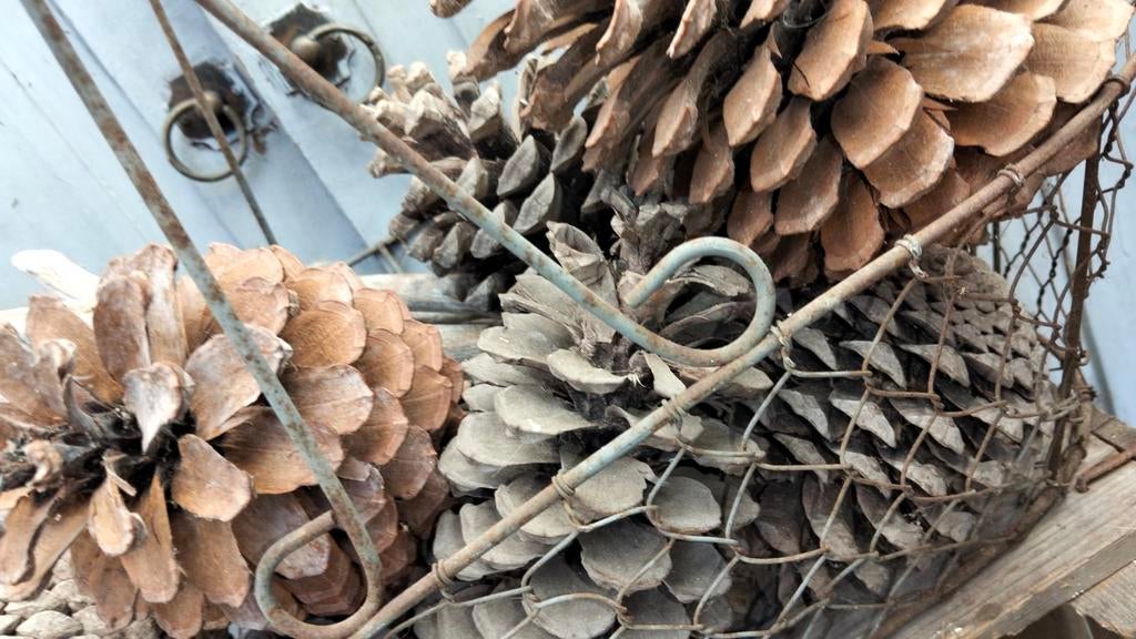 Brocante metalen mand met leuke decoratie erin, Antiek en Kunst, Ophalen of Verzenden