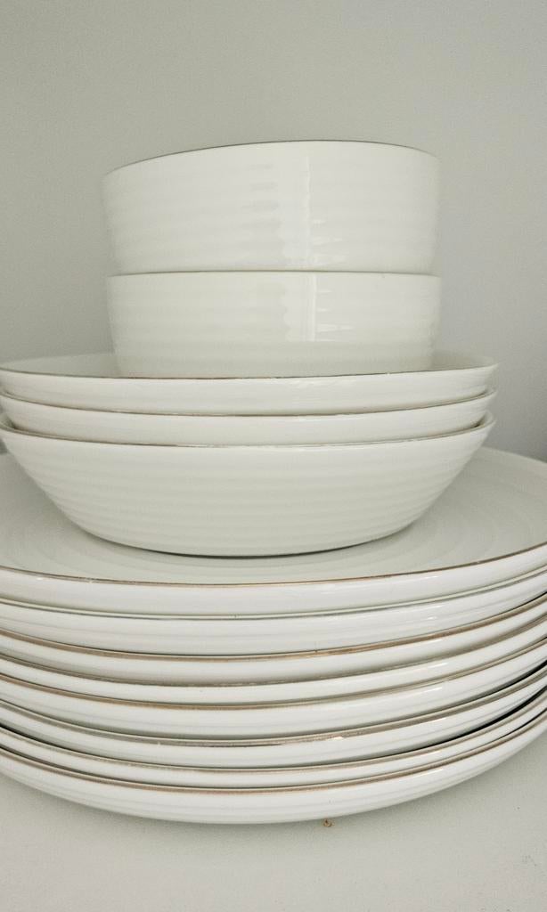 Wit servies met gouden rand - Borden en kommen, Huis en Inrichting, Keuken | Servies, Ophalen, Porselein, Overige stijlen, Bord(en)