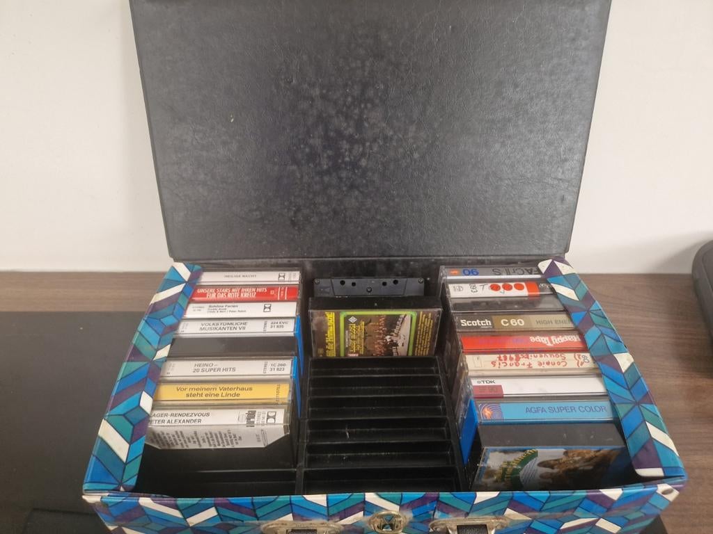vintage koffer met 19 cassettebandjes, Gebruikt, 2 t/m 25 bandjes, Overige genres, Ophalen of Verzenden