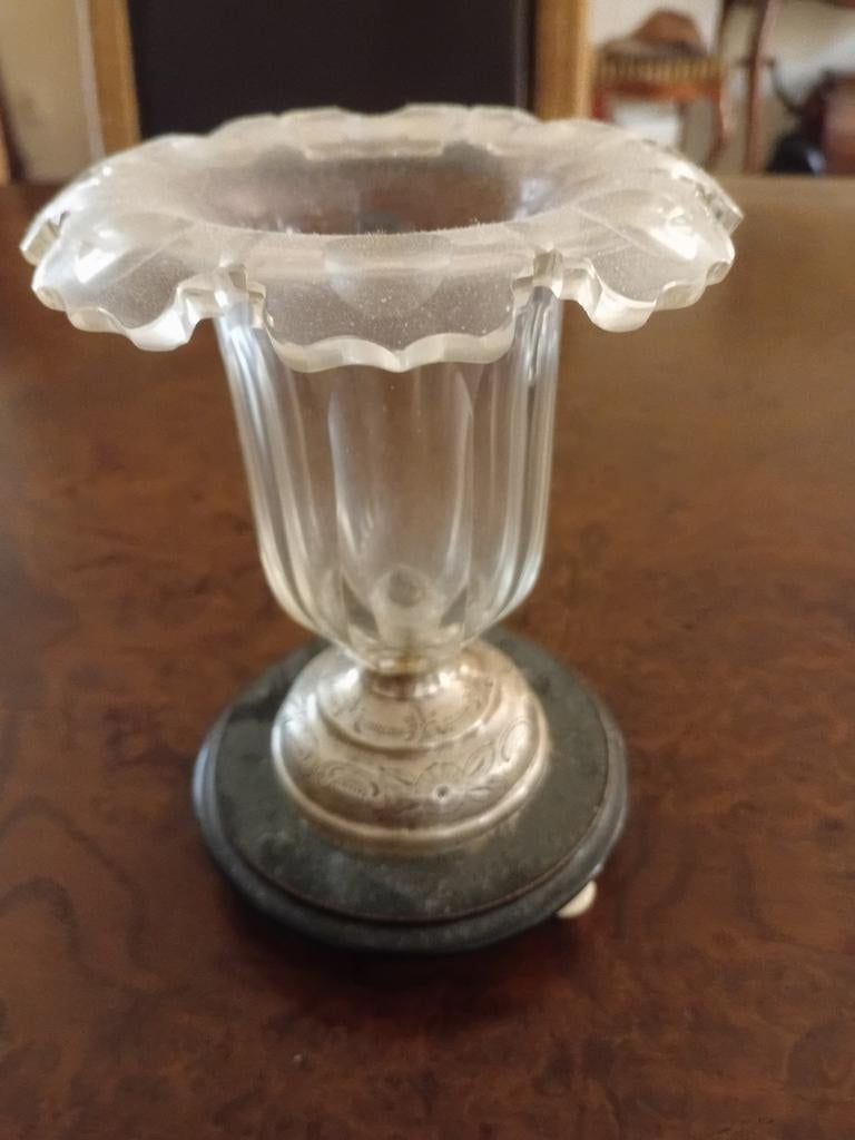 Antieke glazen vaas met zilveren voet en marmeren basis, Ophalen