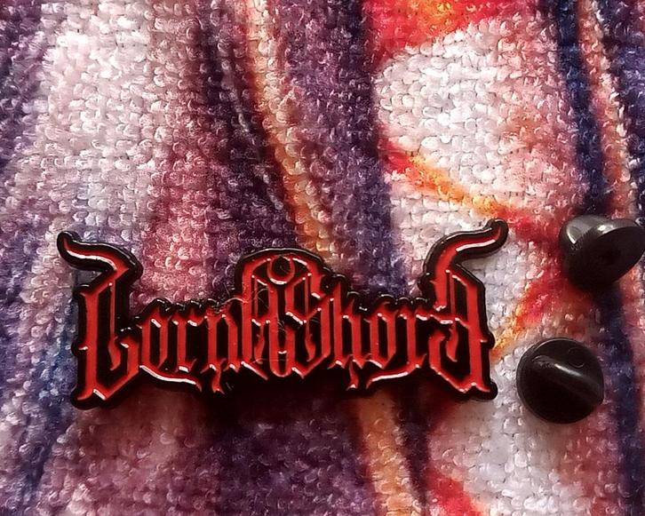 Lorna Shore shaped pin badge speld n2 metal, Verzamelen, Muziek, Artiesten en Beroemdheden, Nieuw, Overige typen, Verzenden