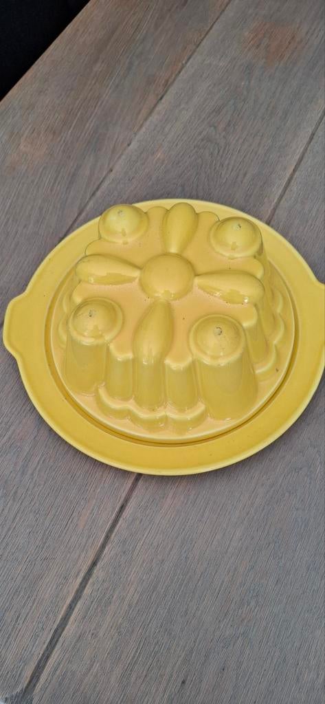 Gele puddingvorm met schaal - Vintage Keukenaccessoire, Geel, Ophalen of Verzenden, Steen/keramiek, Overige merken