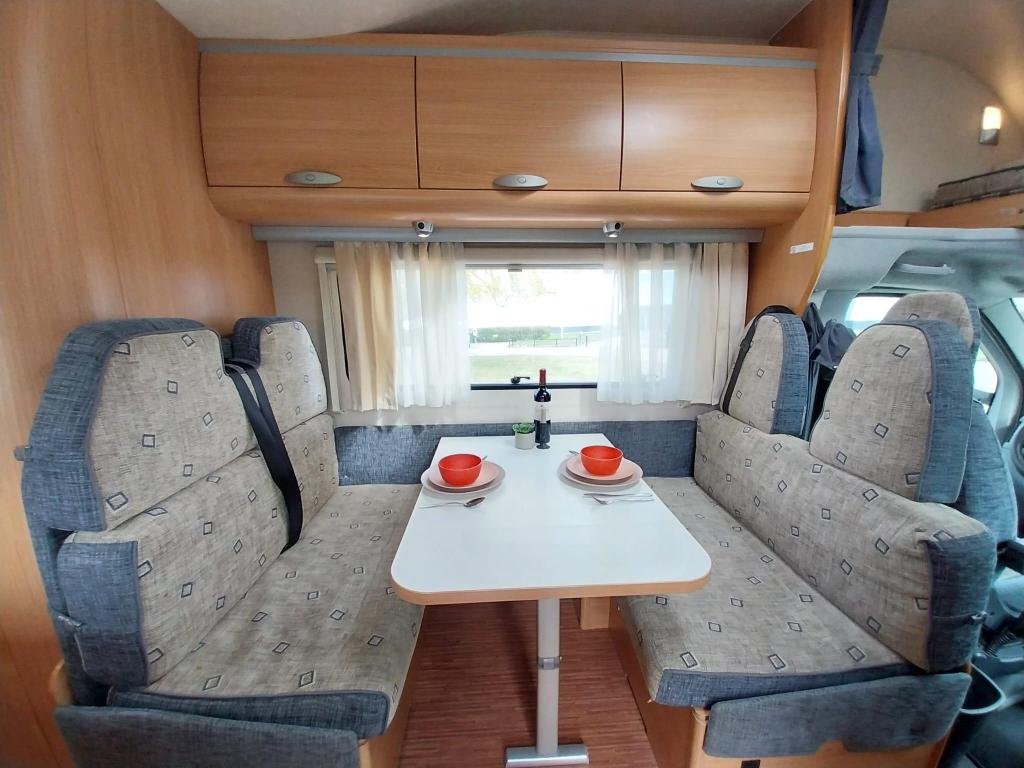 Mooie Adria Adriatik 660 DP met nog maar 85617 gereden km's, Caravans en Kamperen, Campers, Niet ingevuld, Airbags, Alkoof, Fiat