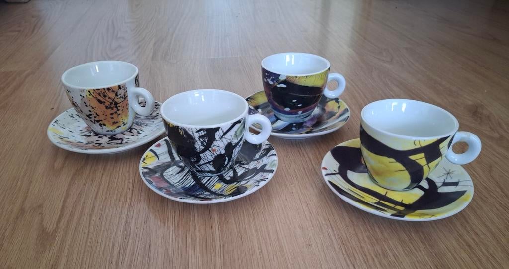 4 leuke Yong kop en schotel setjes - abstract design, Huis en Inrichting, Keuken | Servies, Gebruikt, Keramiek, Ophalen of Verzenden