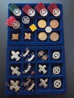 Collectie scouting hoedpluimen hoedlelies munten spelden, Verzamelen, Scouting, Ophalen of Verzenden, Gebruikt, Embleem, Speld of Insigne