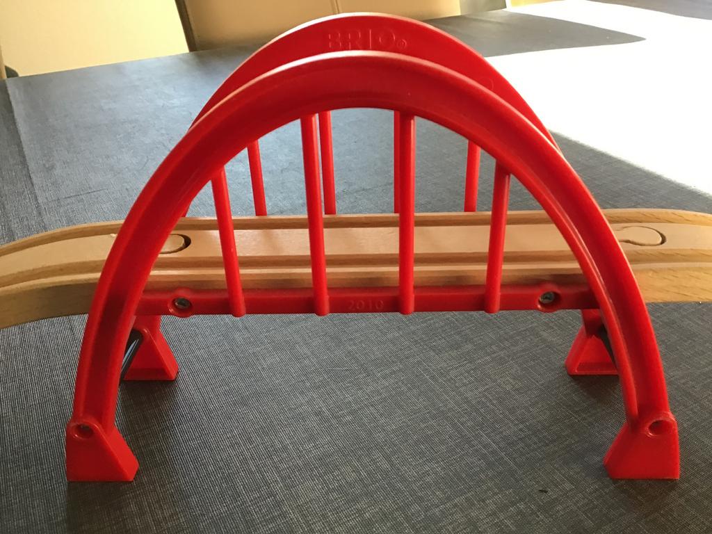 Brio hangbrug inclusief 2 oprij banen, Ophalen, Zo goed als nieuw