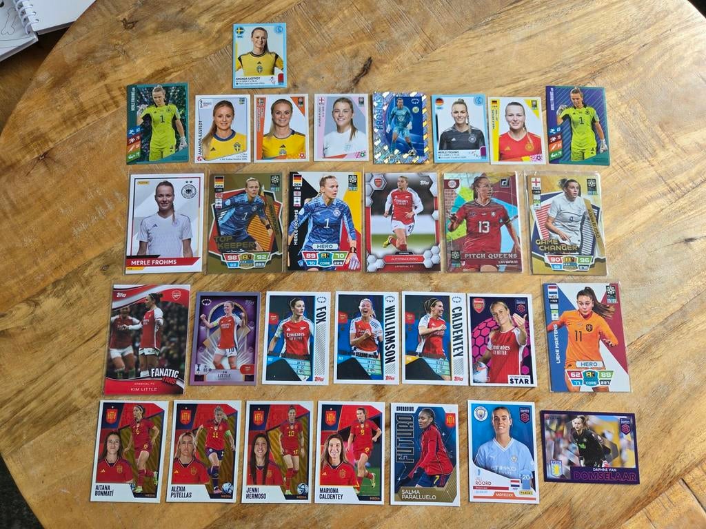 Set van 29x Panini en Topps voetbal vrouwen plaatjes, Ophalen of Verzenden, Zo goed als nieuw, Meerdere kaarten, Foil