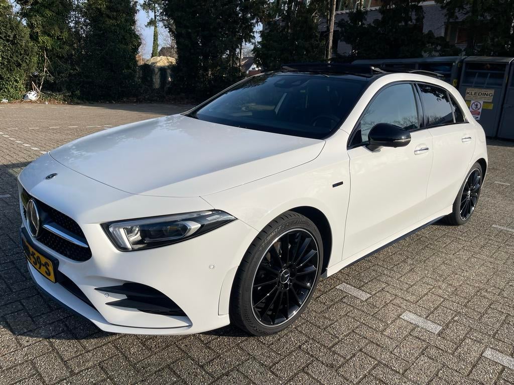 Mercedes-Benz A-Klasse A 250 e Hybird Pano/Distronic+/360, Auto's, Zwart, 160 pk, Wit, Plug-in hybride