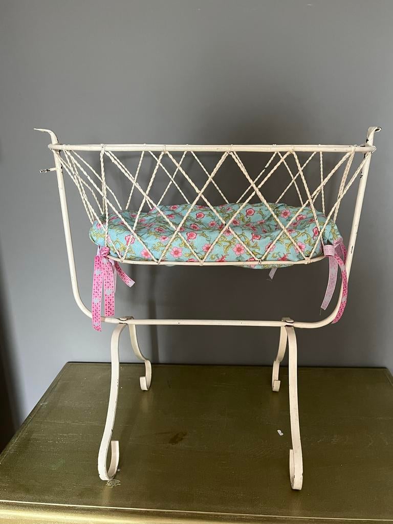 Wit metalen poppenwiegje / poppenbed met kussen, Ophalen