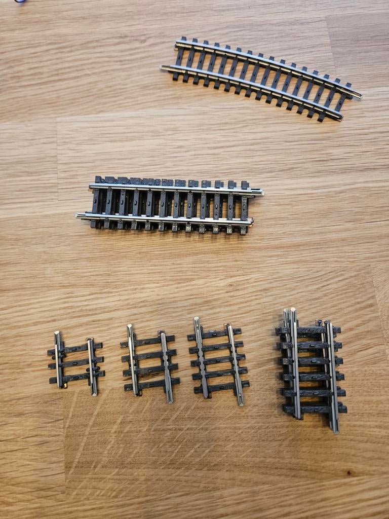 Märklin K-rails bijna nieuw - Diverse rechte en geboge, Hobby en Vrije tijd, Wisselstroom, Rails, Ophalen of Verzenden, Zo goed als nieuw