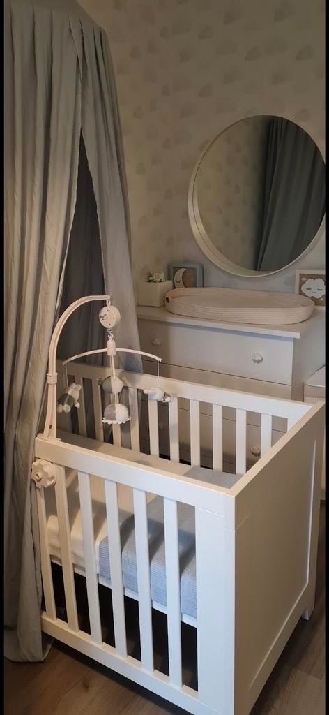 Volledige babykamer bed matras commode spiegel etc, Ophalen, Zo goed als nieuw, Jongetje of Meisje