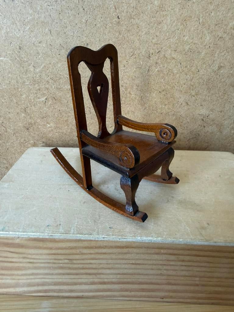 Schommelstoel - hxbxd 9x5x9cm - hout, Ophalen of Verzenden, Zo goed als nieuw, Poppenhuis