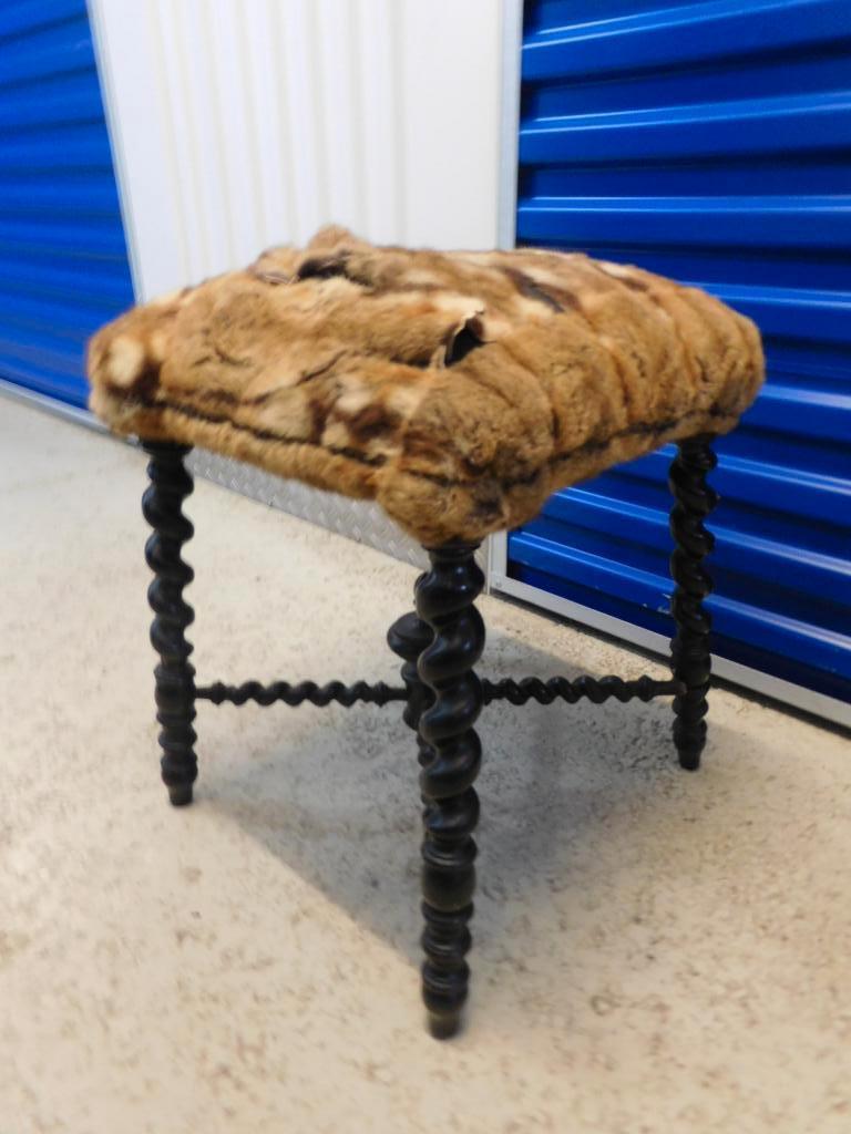 antieke kruk met metalen veren, Ophalen