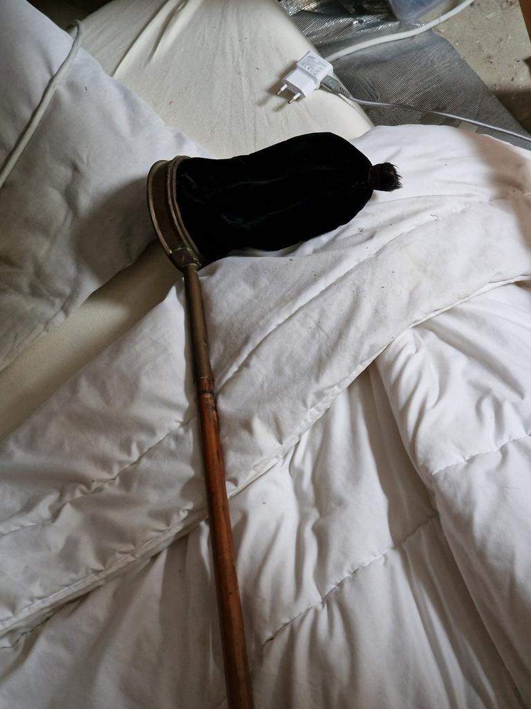 Antieke collectezak met lange steel, Ophalen