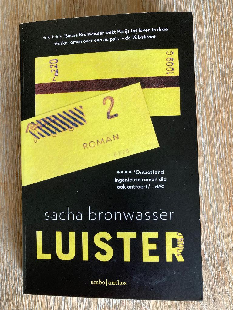 Luister - Sacha Bronwasser, Boeken, Romans, Ophalen of Verzenden, Zo goed als nieuw