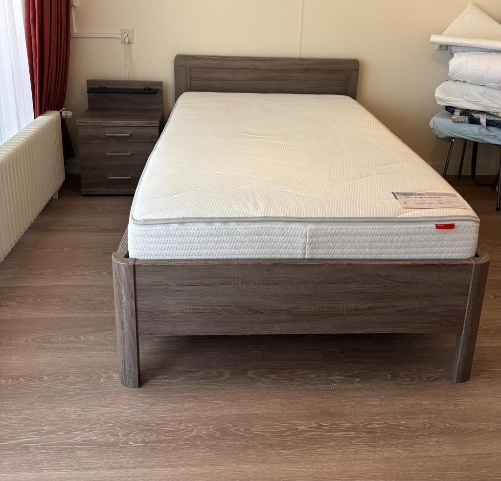 Seniorenbed 120 x 200 inclusief lattenbodem en matras, Huis en Inrichting, Slaapkamer | Bedden, Ophalen, Eenpersoons, Bruin, Zo goed als nieuw