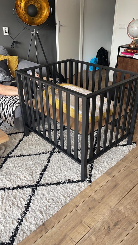 Zwarte baby box met boxmatras, Ophalen, Gebruikt, Rechthoekig, Boxkleed