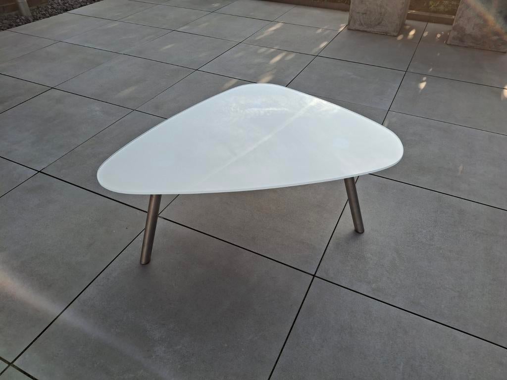 Bijzettafel met Glazen Blad en Metalen Poten, Huis en Inrichting, Tafels | Bijzettafels, Zo goed als nieuw, Overige vormen, Minder dan 45 cm