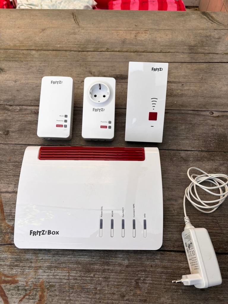 FRITZ! Mesh set – 7590 + Powerline (2x) + Repeater, Computers en Software, Routers en Modems, Ophalen of Verzenden, Zo goed als nieuw