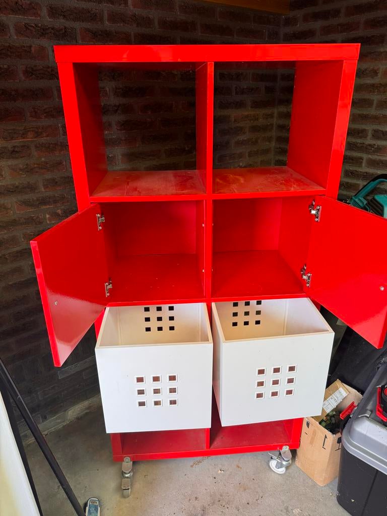 Ikea Kallax kast rood met deuren en bakken op wieltjes, Ophalen, Gebruikt