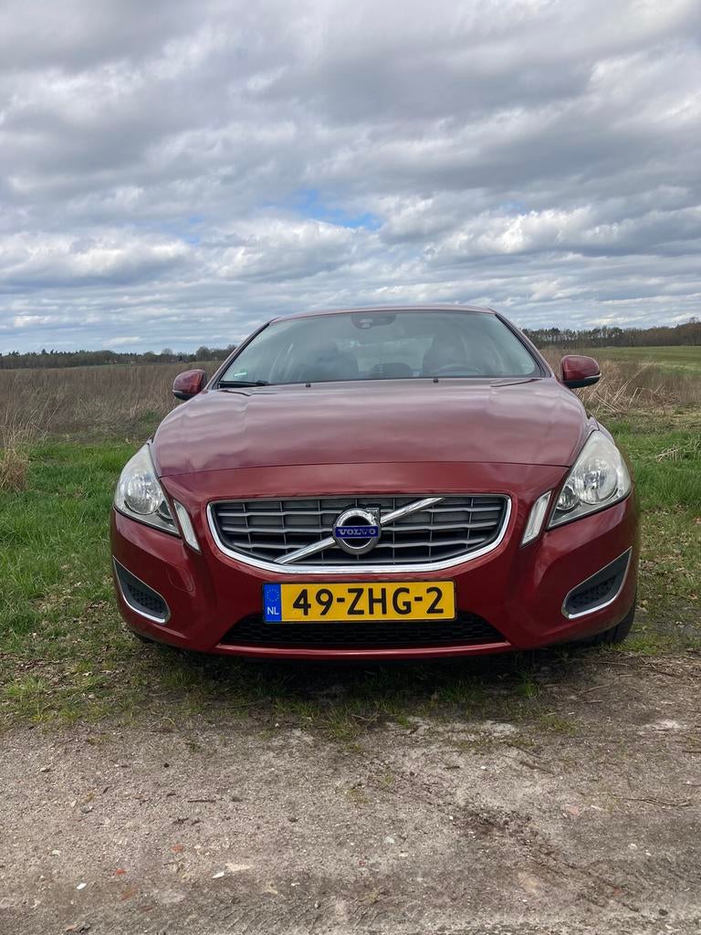 Volvo S60 1.6D Drive 84KW Powershift 2012 Rood, 4 cilinders, 1404 kg, S60, 23 km/l