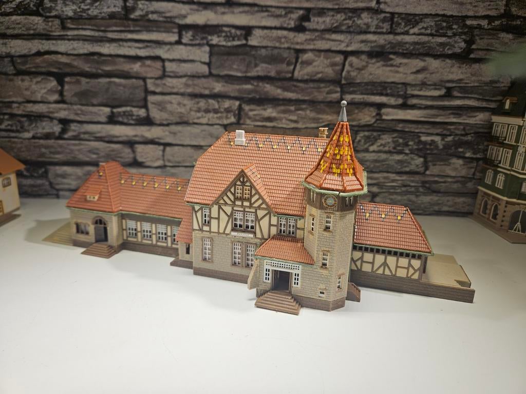 Station stationsgebouw bahnhof N spoor modeltrein 1:160, Overige merken, Gebruikt, Gelijkstroom of Wisselstroom, Brug, Tunnel of Gebouw