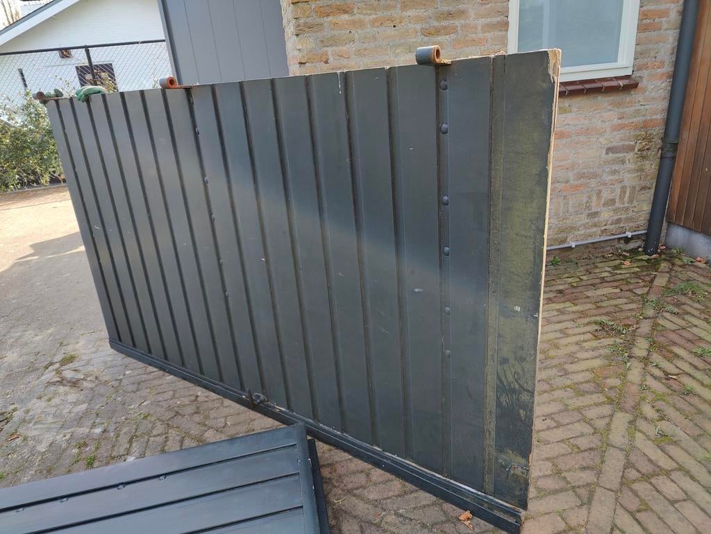 Twee grote stevige garagedeuren, Ophalen, Minder dan 3 meter, Hout, 1 tot 2 meter