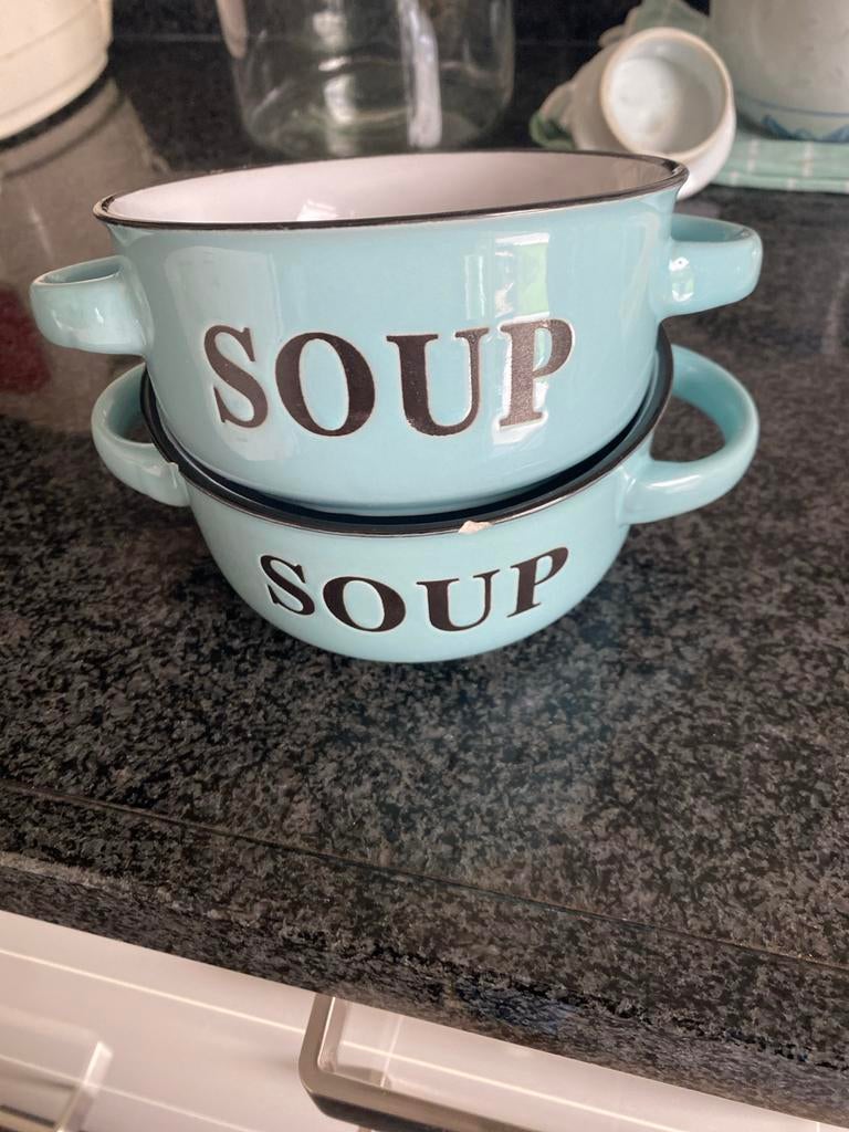 Set van 2 blauwe soepkommen met 'SOUP' opdruk, Huis en Inrichting, Keuken | Servies, Gebruikt, Ophalen of Verzenden, Kom(men)