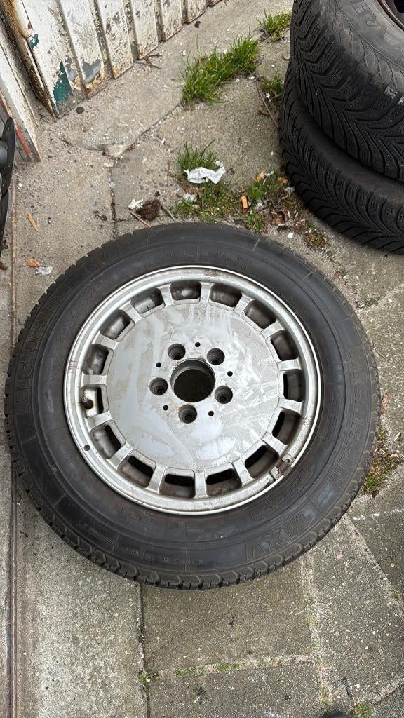 Originele Mercedes W124 Gullideckel velg 15 inch + band, Ophalen, Zo goed als nieuw
