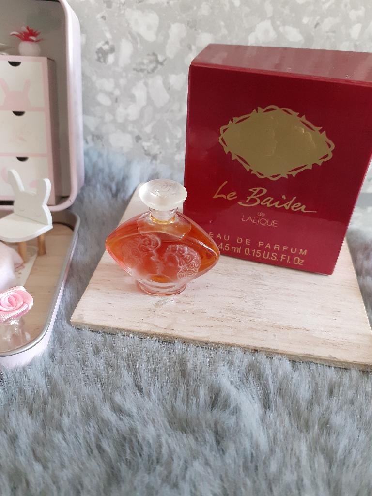 parfumminiatuur met doosje lalique le baiser, Ophalen, Zo goed als nieuw, Miniatuur, Gevuld