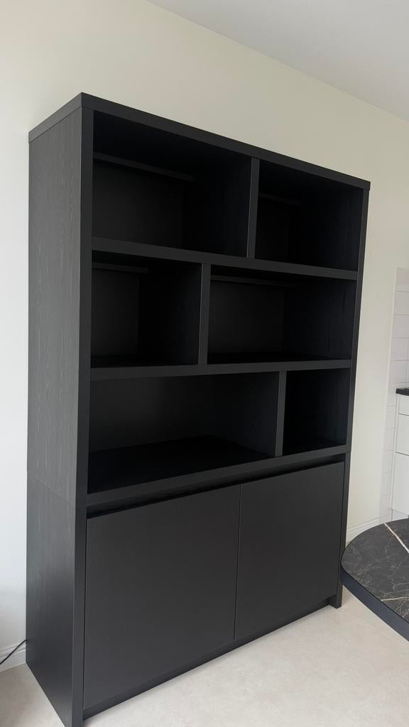 Zwarte kast met led lamp en dichte opbergvakken, Ophalen, 200 cm of meer, Zo goed als nieuw, 25 tot 50 cm