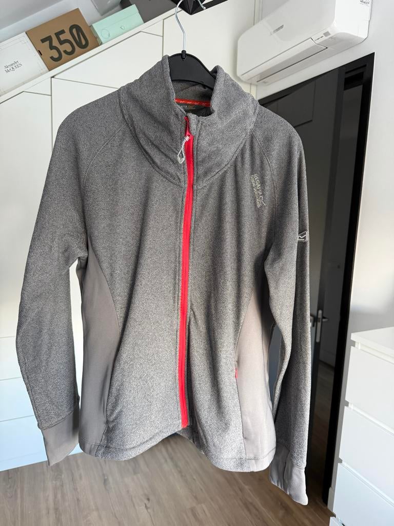 Regatta fleece jas grijs met rode rits maat 44, Ophalen of Verzenden, Gedragen, Maat 42/44 (L), Grijs