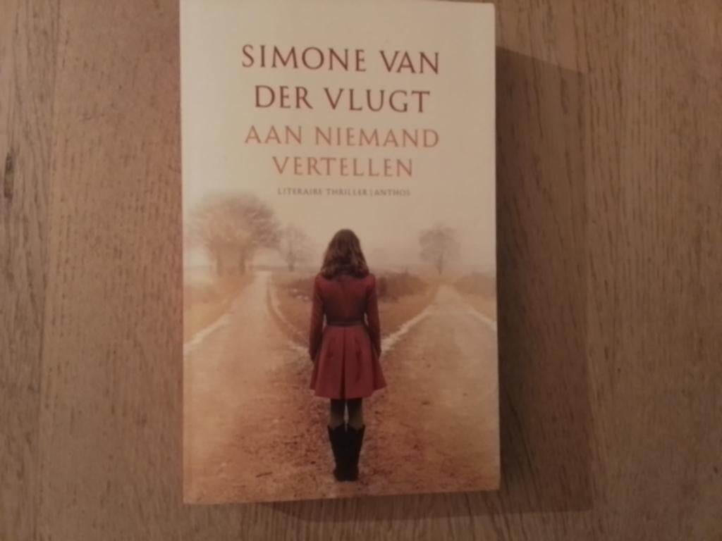 Boek: Aan niemand vertellen. Simone v.d. Vlugt, Boeken, Simone van der Vlugt, Nieuw, Ophalen of Verzenden, Nederland