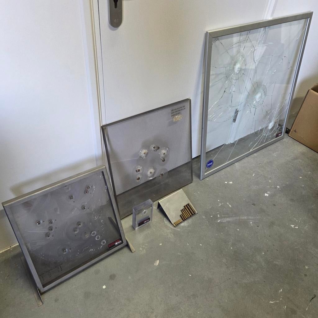 Kogelwerend glas demo, Ophalen