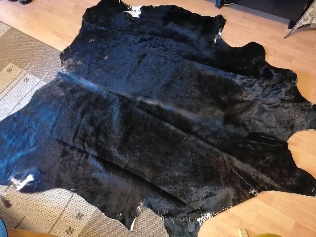 Zwarte koeienhuid circa 2M, Huis en Inrichting, Stoffering | Tapijten en Kleden, Koe, Gebruikt, Zwart, 150 tot 200 cm