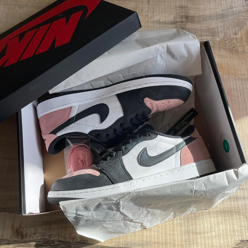 Jordan 1 Low OG Bleached Coral Pink Black 2022 45.5, Kleding | Heren, Schoenen, Zo goed als nieuw, Sneakers of Gympen, Overige kleuren