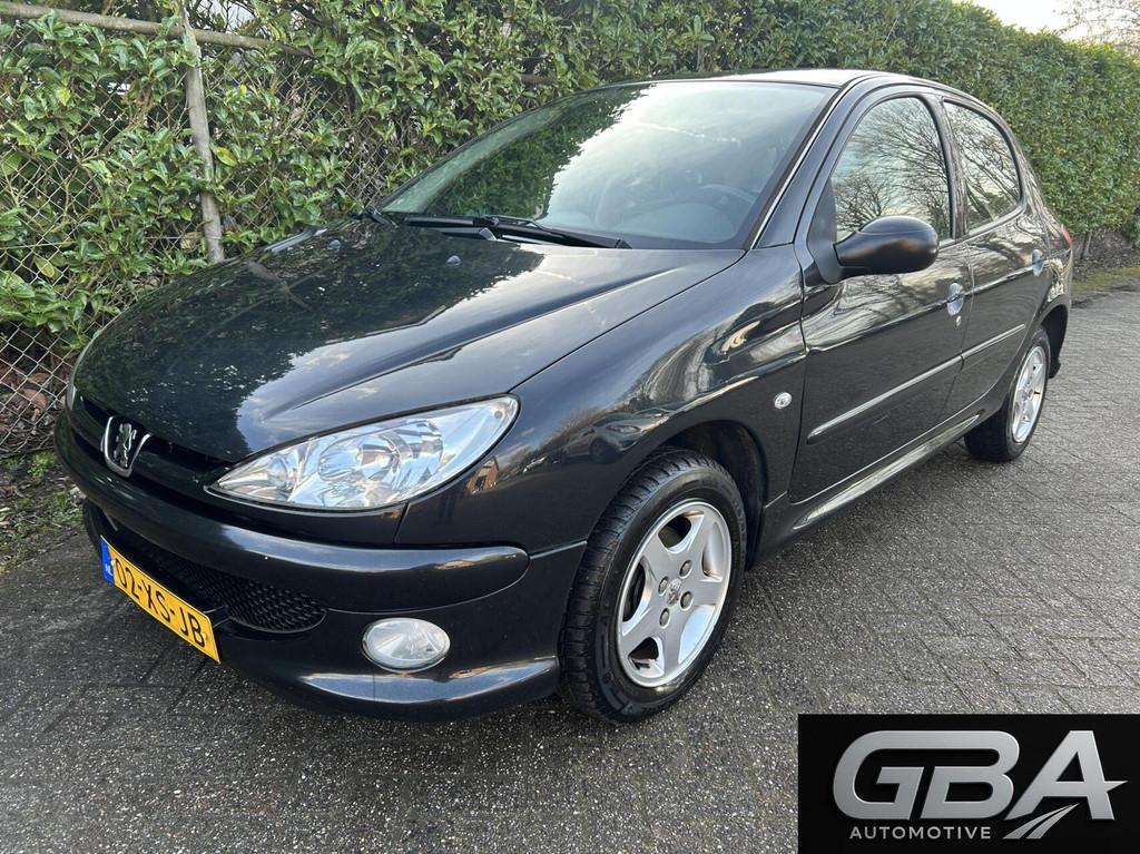 Peugeot 206 1.4 Air-line 3 NIEUWE DISTRIBUTIERIEM APK, Auto's, Voorwielaandrijving, Stof, 31 €/maand, 4 cilinders
