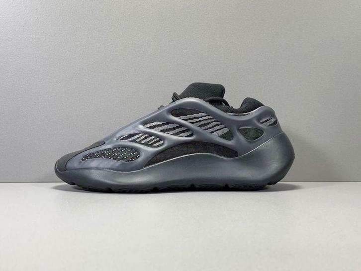 Yeezy Boost 700 Dark Glow | Maat 44, Kleding | Heren, Schoenen, Nieuw, Zwart, Ophalen of Verzenden