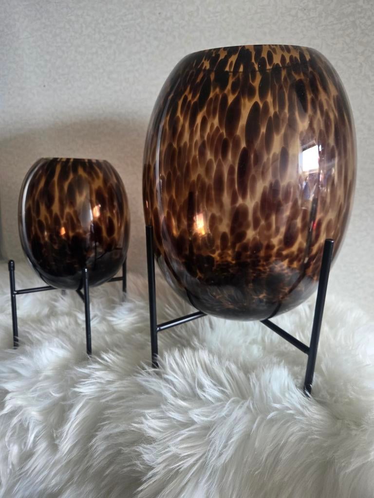 Luxe cheetah vazen met standaard., Overige kleuren, Ophalen of Verzenden, Minder dan 50 cm, Glas