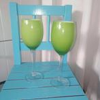 Wjnglazen lichtgroen op heldere voet set van 2, Huis en Inrichting, Ophalen, Glas of Glazen, Overige stijlen, Glas