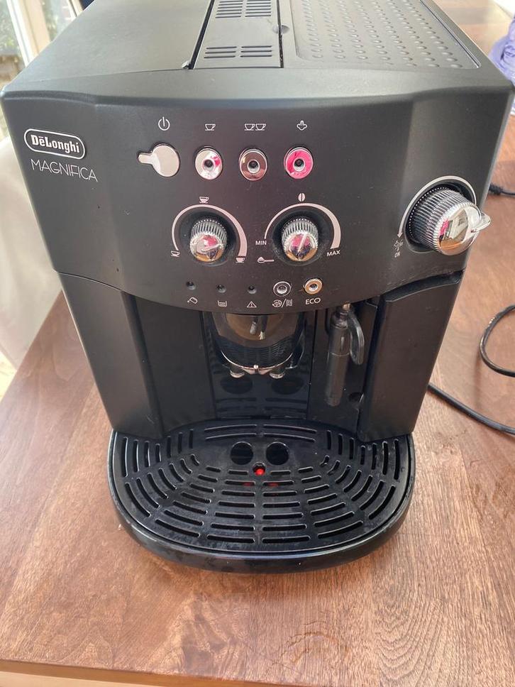 Delonghi Magnifica volautomatische espressomachine, Witgoed en Apparatuur, Koffiezetapparaten, Gebruikt, Gemalen koffie, Combi